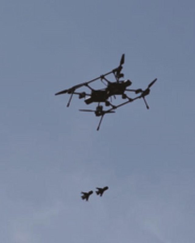 Saerier mothership in flight deploying two Saena interceptors